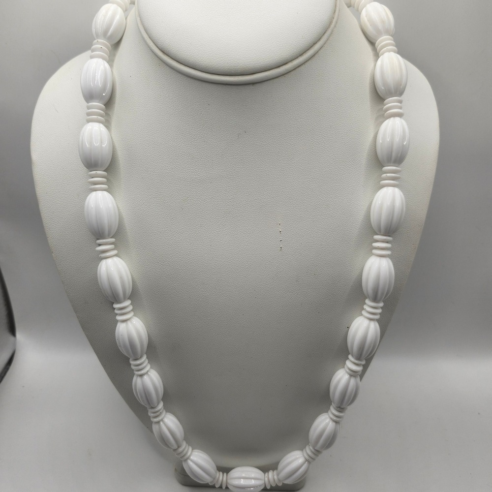 Vintage Crown Trifari White Ribbed‎ Melon Bead Necklace Gold Tone Clasp